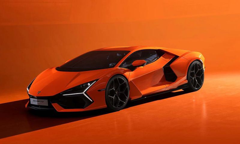 Lamborghini Revuelto [motortrend]