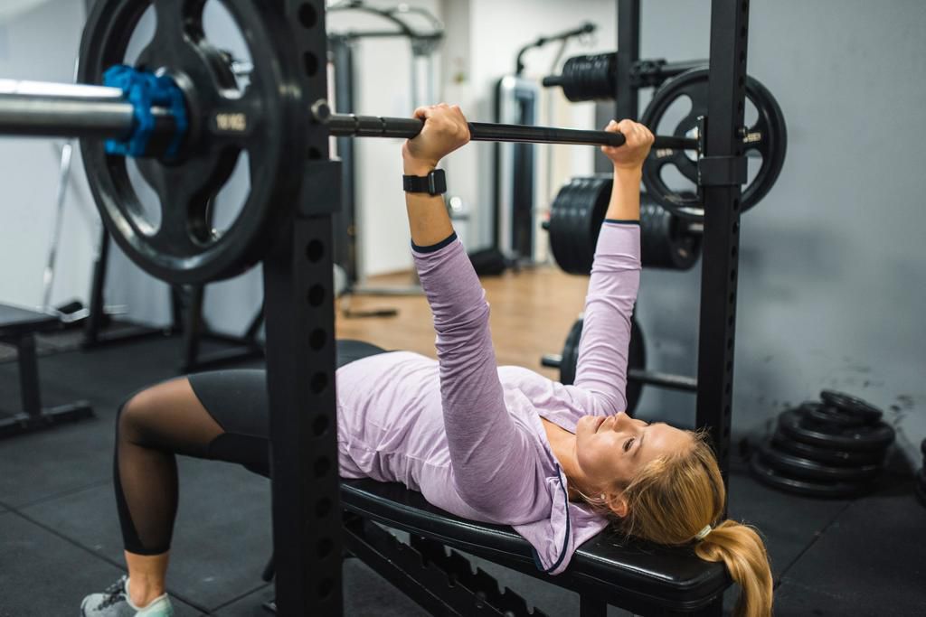 A barbell bench press is a great way to work the chest.AzmanJaka