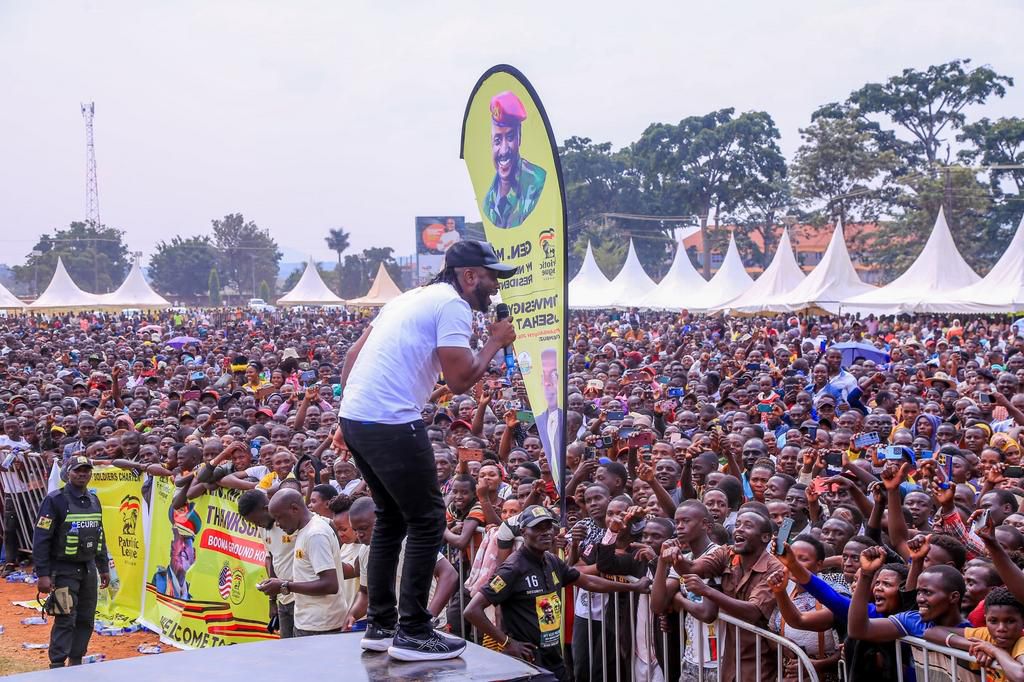 Bebe Cool addressing the Hoima youths