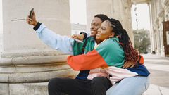 A couple taking a selfie [Photo: Gustavo Fring]