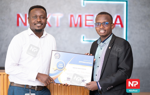 Next Media Chief Marketing Officer receiving the the certificate of appreciation from a MUBs representative