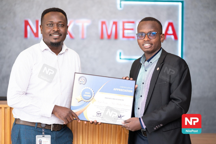 Next Media Chief Marketing Officer receiving the the certificate of appreciation from a MUBs representative