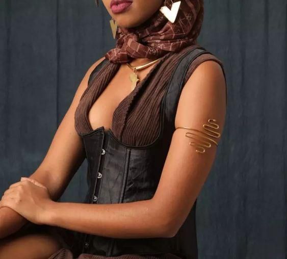 Woman wearing arm cuff/ Accessories from African tradition/Courtesy/ afrikrea