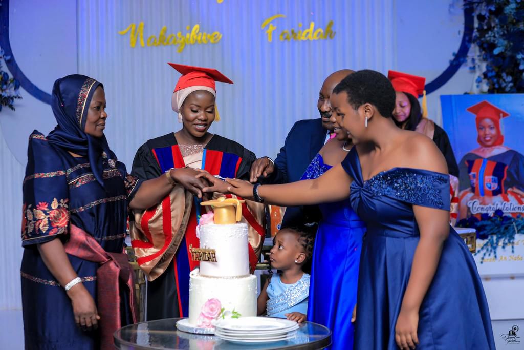 Faridah and her family cut cake
