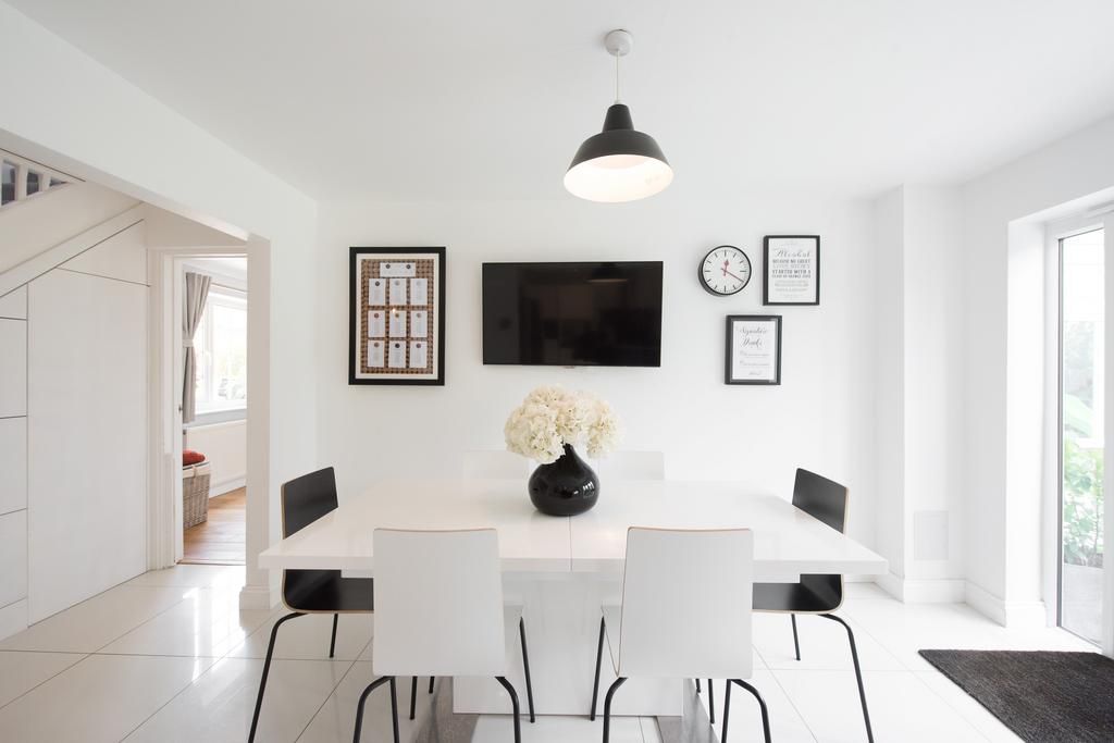 Example of minimalistic home decor.John Keeble/Getty Images