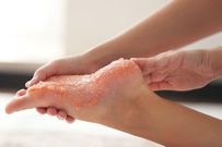 Foot scrub [Nailsmag]