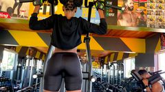 Prim shows you how to use an assisted pull-up machine to get that core strength and flat stomach/Instagram
