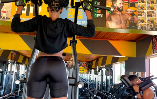 Prim shows you how to use an assisted pull-up machine to get that core strength and flat stomach/Instagram