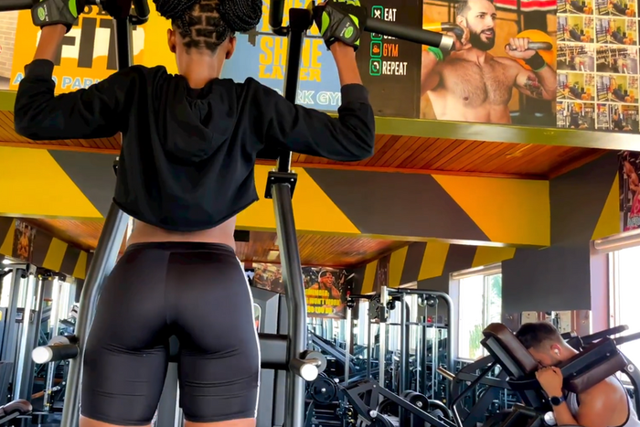 Prim shows you how to use an assisted pull-up machine to get that core strength and flat stomach/Instagram