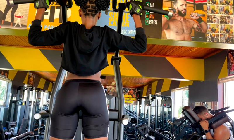 Prim shows you how to use an assisted pull-up machine to get that core strength and flat stomach/Instagram