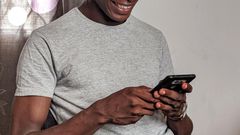 Are you following the 10 postures while using your smartphone?/Pexels