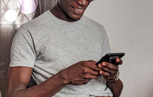 Are you following the 10 postures while using your smartphone?/Pexels
