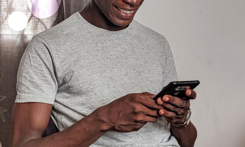 Are you following the 10 postures while using your smartphone?/Pexels