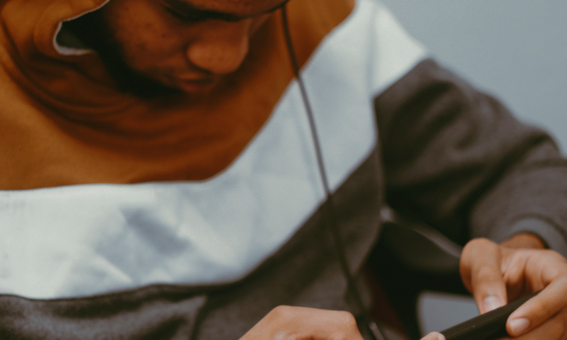 8 personal finance podcasts that are worth your time/Pexels