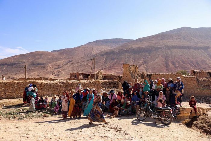 Earthquake survivors wait for aid, in the aftermath of the 6.8 magnitude earthquake, in the village of Ighil Ntalghoumt, Morocco, September 11, 2023. REUTERS/Nacho Doce