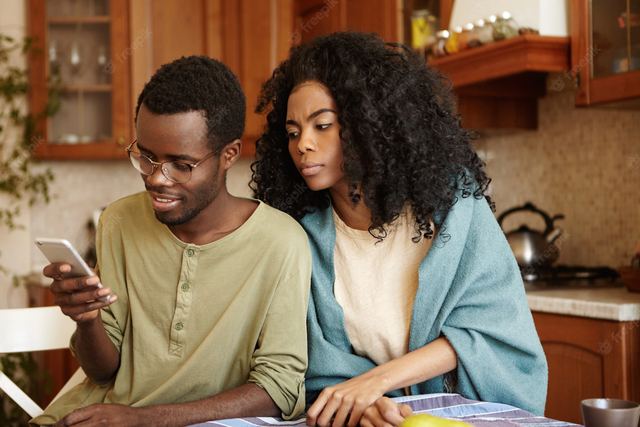 Women are likely to know when a man is cheating [Freepik]