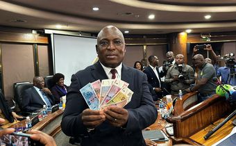 John Mushayavanhu, Governor of the Reserve Bank of Zimbabwe, presents the new national currency Zimbabwe Gold, or ZiG.Columbus Mavhunga/picture alliance/Getty Images