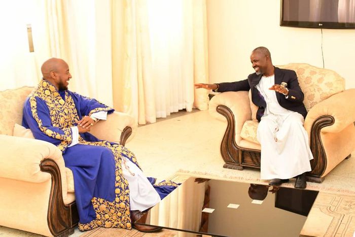 Tayebwa urged King Oyo to help his people move out of poverty through commercial agriculture (2)