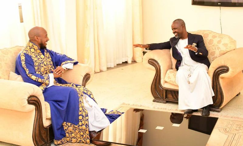 Tayebwa urged King Oyo to help his people move out of poverty through commercial agriculture (2)