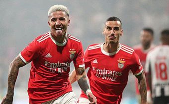 Enzo Fernandes scores for Benfica against Varzim