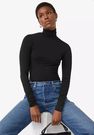 Turtleneck shirts should be avoided [zalora]