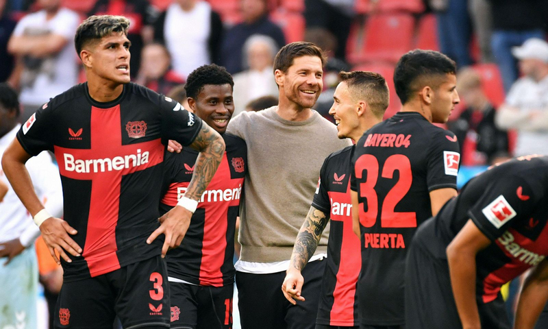 Xabi Alonso and members of the bayer leverkusen team