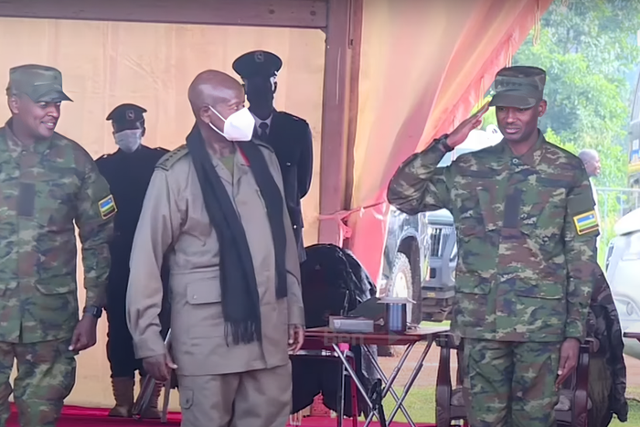 President Museveni poses with the Rwandan Military delegation at the Tarehe Sita event