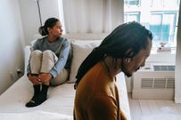 6 questions happy couples ask each other regularly/Pexels