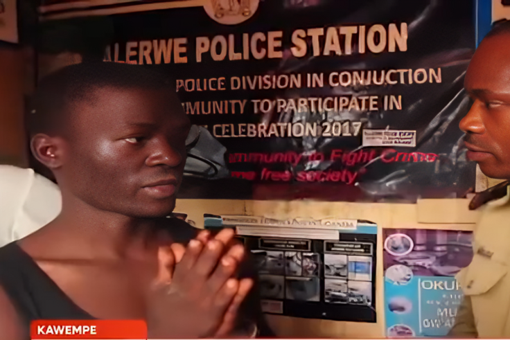 Brian Kawooya exchanging with ASP Rogers Musana at Kalerwe Police Station