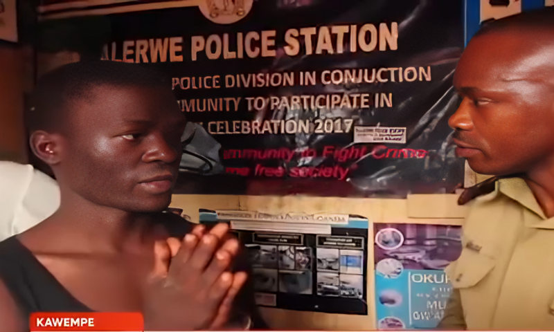 Brian Kawooya exchanging with ASP Rogers Musana at Kalerwe Police Station