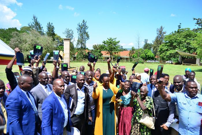 Minister Alice Kaboyo delivered over 52000 hand hoes to farmers in Busoga