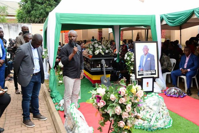 Thomas Tayebwa speaking to mourners at Kato Lubwama's home
