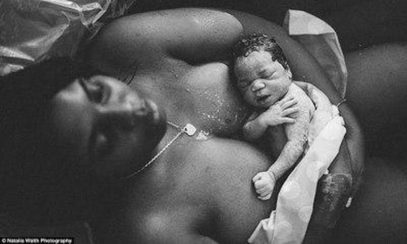 Professional photographers capture the miracle of childbirth with moving photos