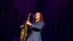 Kenny G on stage, playing the saxophone