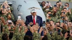 U.S. soldiers interacting with President Donald Trump as he arrived to the aircraft carrier USS George Washington at the U.S. Navy’s Yokosuka base, in Yokosuka, south of Tokyo, Tuesday, Oct. 28, 2025 [AP]
