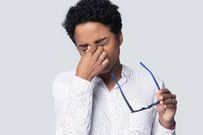 6 everyday struggles eyeglass wearers deal with silently