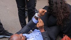 Boniface Mwangi being arrested