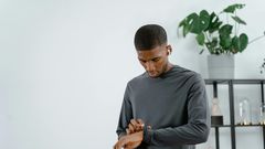 How do smartwatches track heartbeat accurately? Find out.
