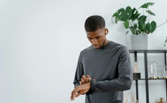 How do smartwatches track heartbeat accurately? Find out.
