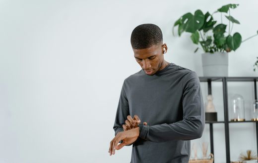 How do smartwatches track heartbeat accurately? Find out.