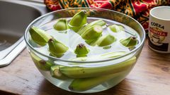 soaking-trimmed-bananas-in-water-to-reduce-sap.jpg