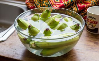 soaking-trimmed-bananas-in-water-to-reduce-sap.jpg