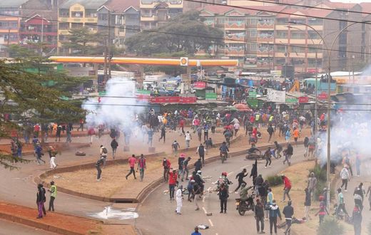 Police clash with protestors in Roysambu