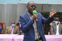 Ex-West Mugirango MP Vincent Kemosi Mogaka speaking at a public forum