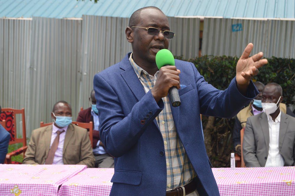 Ex-West Mugirango MP Vincent Kemosi Mogaka speaking at a public forum