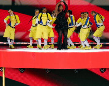 Tems performing at the FIFA halftime show