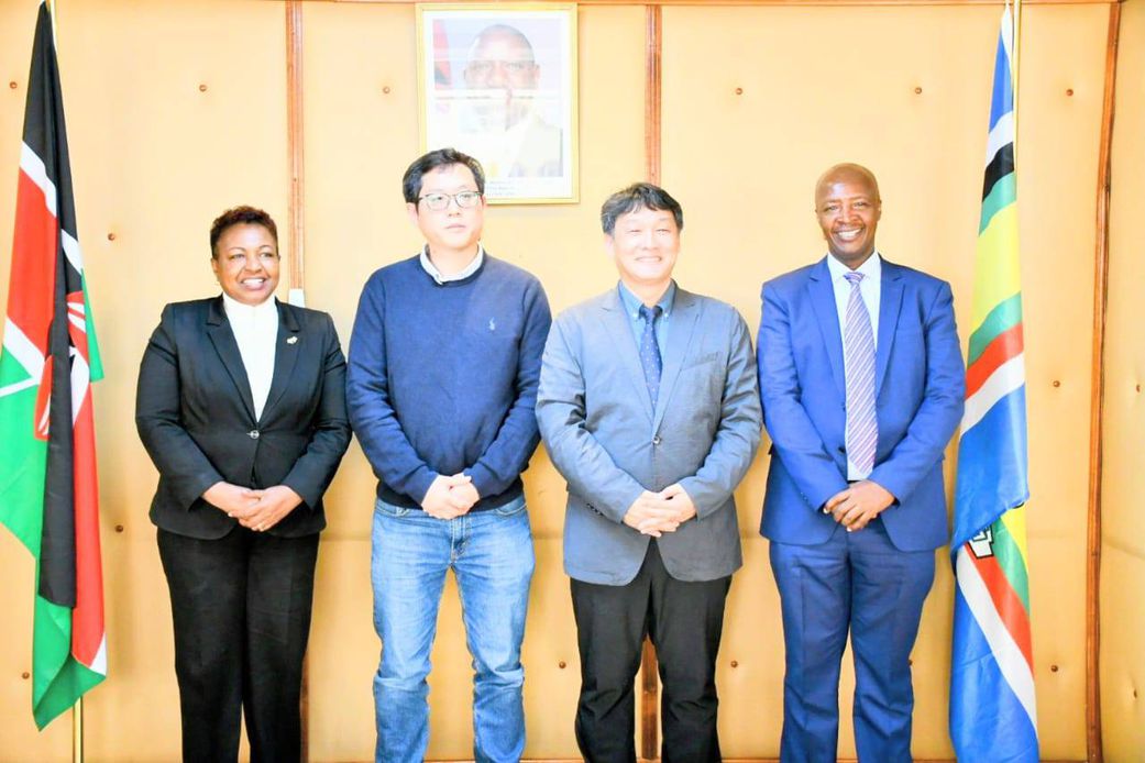 Prof. Jeon Only and Prof. Bae Yuh Jin from the Hankuk University of Foreign Studies (HUFS) with officials from the State Department for Youth Affairs and Creative Economy
