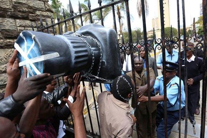 Journalists protest outside Parliament