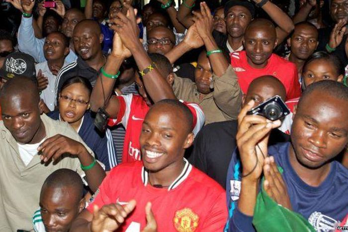 ___7159751___https:______static.pulse.com.gh___webservice___escenic___binary___7159751___2017___8___17___9___Manchester+United+fans+in+Kenya