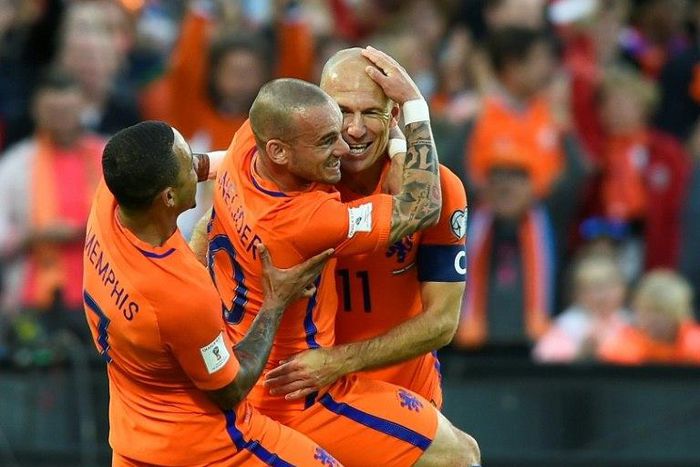 Netherland's Wesley Sneijder (C) celebrates with teammates Arjen Robben (R) and Memphis Depay after scoring a goal during their FIFA 2018 World Cup qualifier against Luxembourg, in Rotterdam, on June 9, 2017